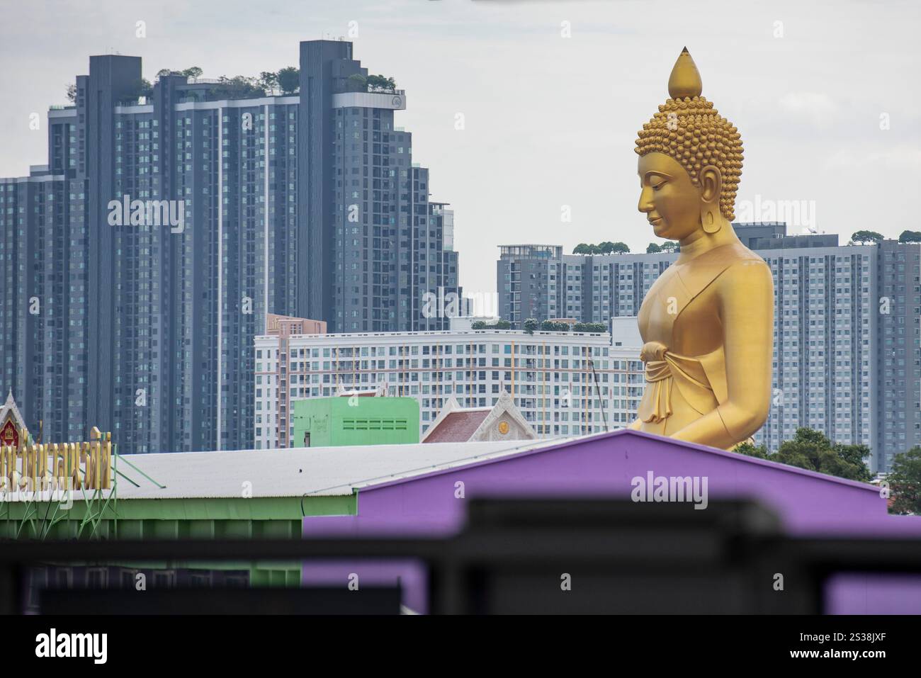 Ein Blick auf den Großen Buddha im Wat Paknam in Thonburi in der Stadt Bangkok in Thailand. Thailand, Bangkok, 4. Dezember 2023. THAILAND BANGKOK Stockfoto