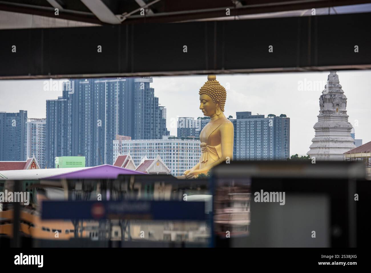 Ein Blick auf den Großen Buddha im Wat Paknam in Thonburi in der Stadt Bangkok in Thailand. Thailand, Bangkok, 4. Dezember 2023. THAILAND BANGKOK Stockfoto
