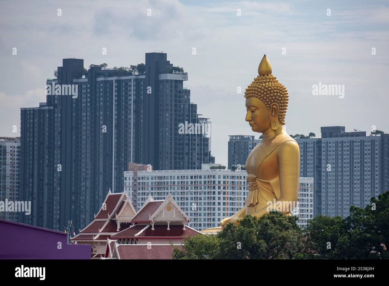 Ein Blick auf den Großen Buddha im Wat Paknam in Thonburi in der Stadt Bangkok in Thailand. Thailand, Bangkok, 4. Dezember 2023. THAILAND BANGKOK Stockfoto