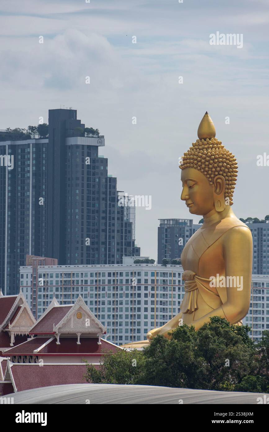 Ein Blick auf den Großen Buddha im Wat Paknam in Thonburi in der Stadt Bangkok in Thailand. Thailand, Bangkok, 4. Dezember 2023. THAILAND BANGKOK Stockfoto