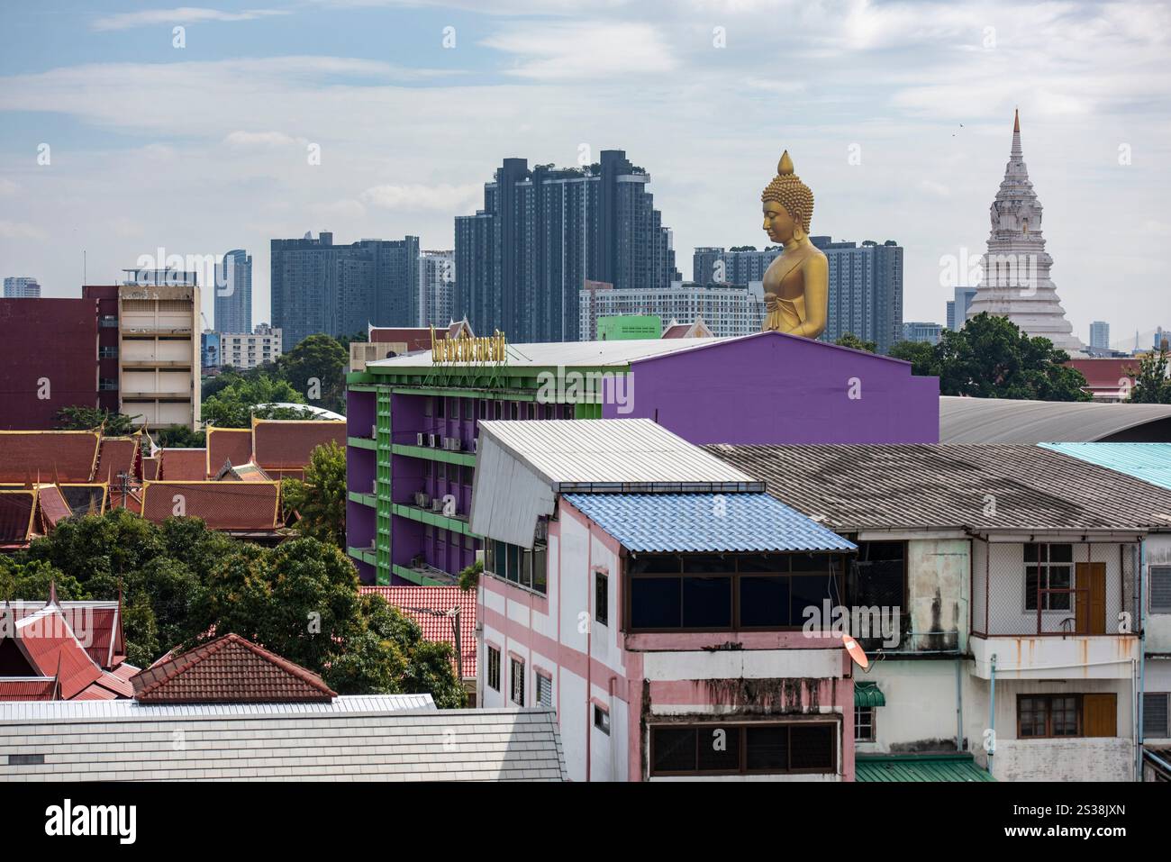 Ein Blick auf den Großen Buddha im Wat Paknam in Thonburi in der Stadt Bangkok in Thailand. Thailand, Bangkok, 4. Dezember 2023. THAILAND BANGKOK Stockfoto