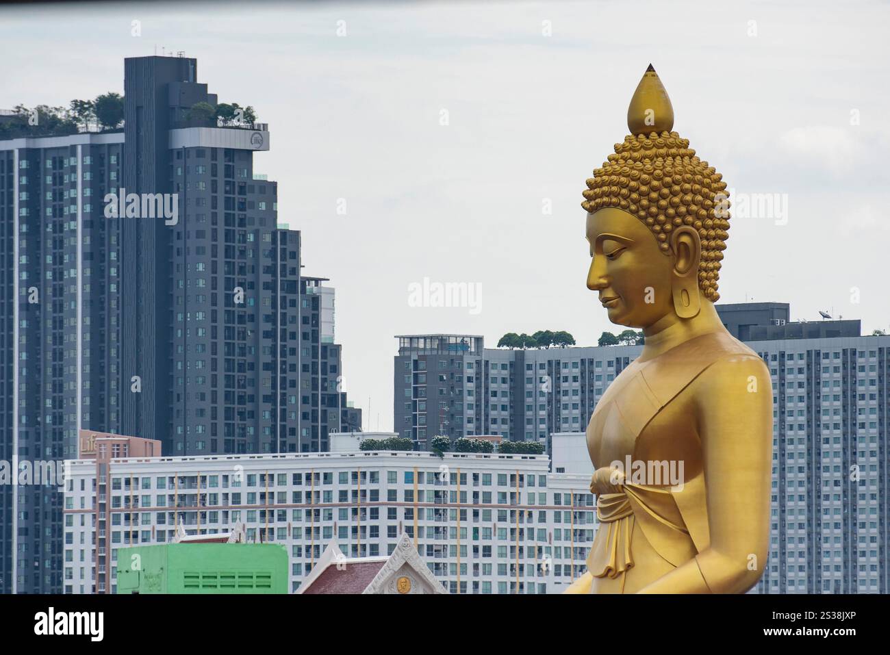 Ein Blick auf den Großen Buddha im Wat Paknam in Thonburi in der Stadt Bangkok in Thailand. Thailand, Bangkok, 4. Dezember 2023. THAILAND BANGKOK Stockfoto