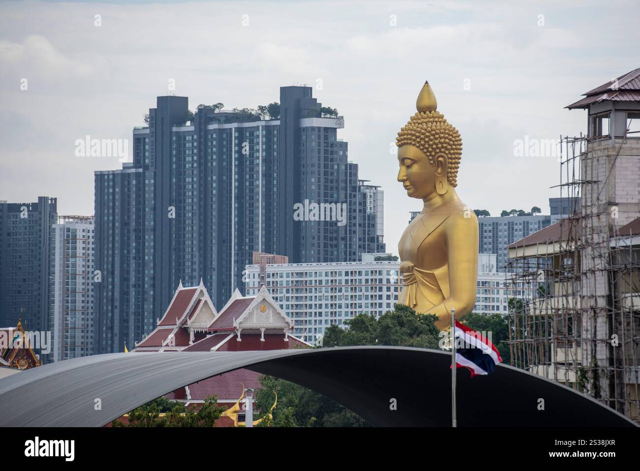 Ein Blick auf den Großen Buddha im Wat Paknam in Thonburi in der Stadt Bangkok in Thailand. Thailand, Bangkok, 4. Dezember 2023. THAILAND BANGKOK Stockfoto