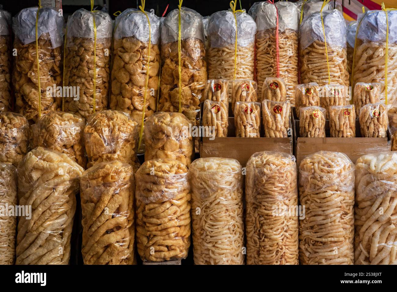 Chinesen schlängeln sich in der Marktstraße der Yaowarat Road in China Town in Bangkok in Thailand. Thailand, Bangkok, 7. November 2023. THAILAND Stockfoto