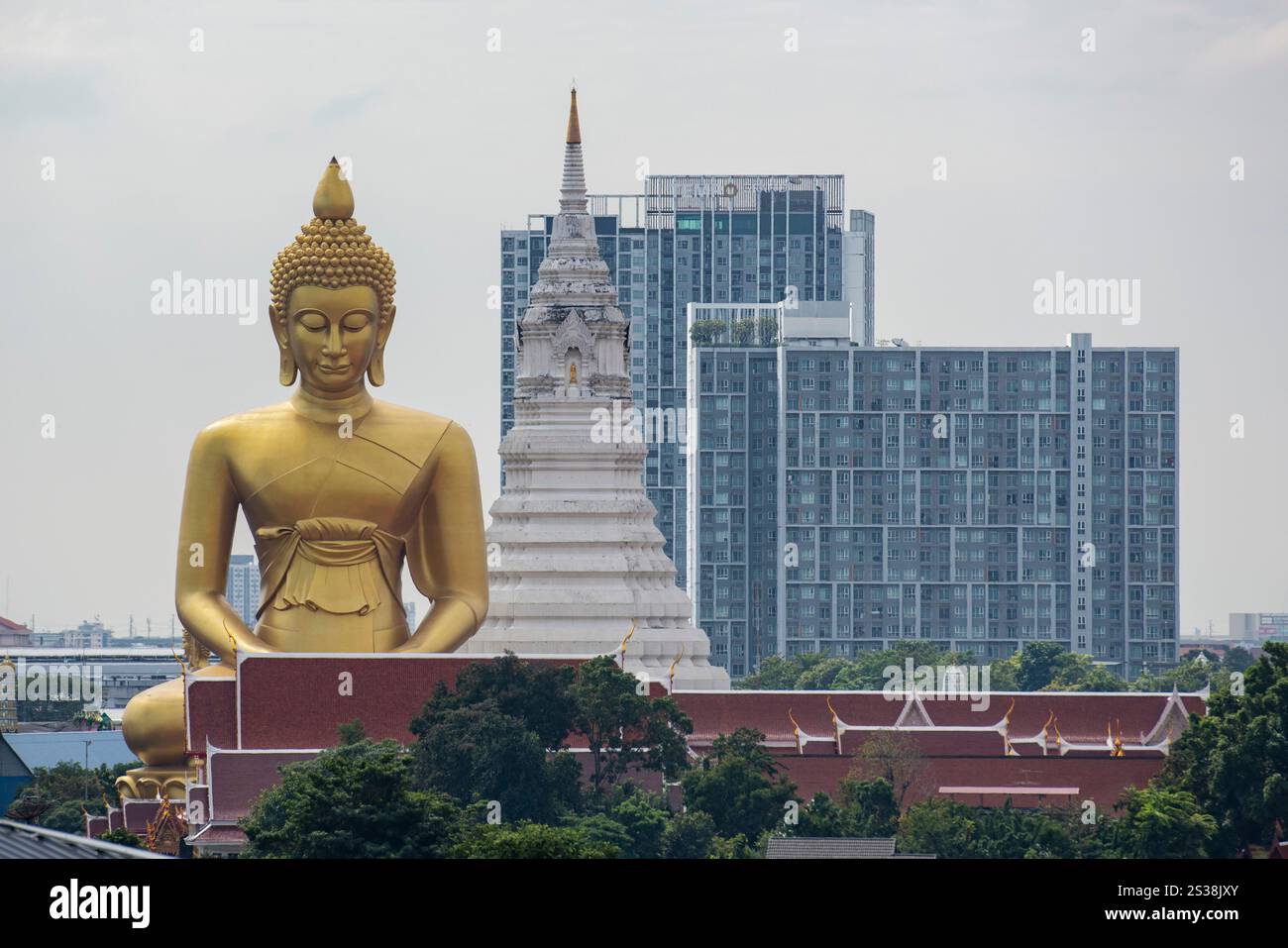 Ein Blick auf den Großen Buddha im Wat Paknam in Thonburi in der Stadt Bangkok in Thailand. Thailand, Bangkok, 4. Dezember 2023. THAILAND BANGKOK Stockfoto