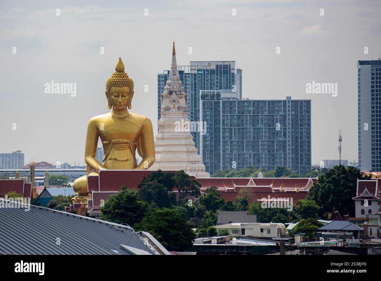Ein Blick auf den Großen Buddha im Wat Paknam in Thonburi in der Stadt Bangkok in Thailand. Thailand, Bangkok, 4. Dezember 2023. THAILAND BANGKOK Stockfoto
