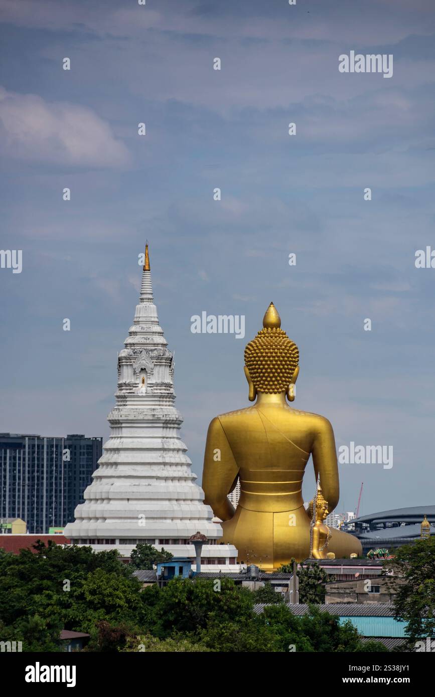 Ein Blick auf den Großen Buddha im Wat Paknam in Thonburi in der Stadt Bangkok in Thailand. Thailand, Bangkok, 4. Dezember 2023. THAILAND BANGKOK Stockfoto