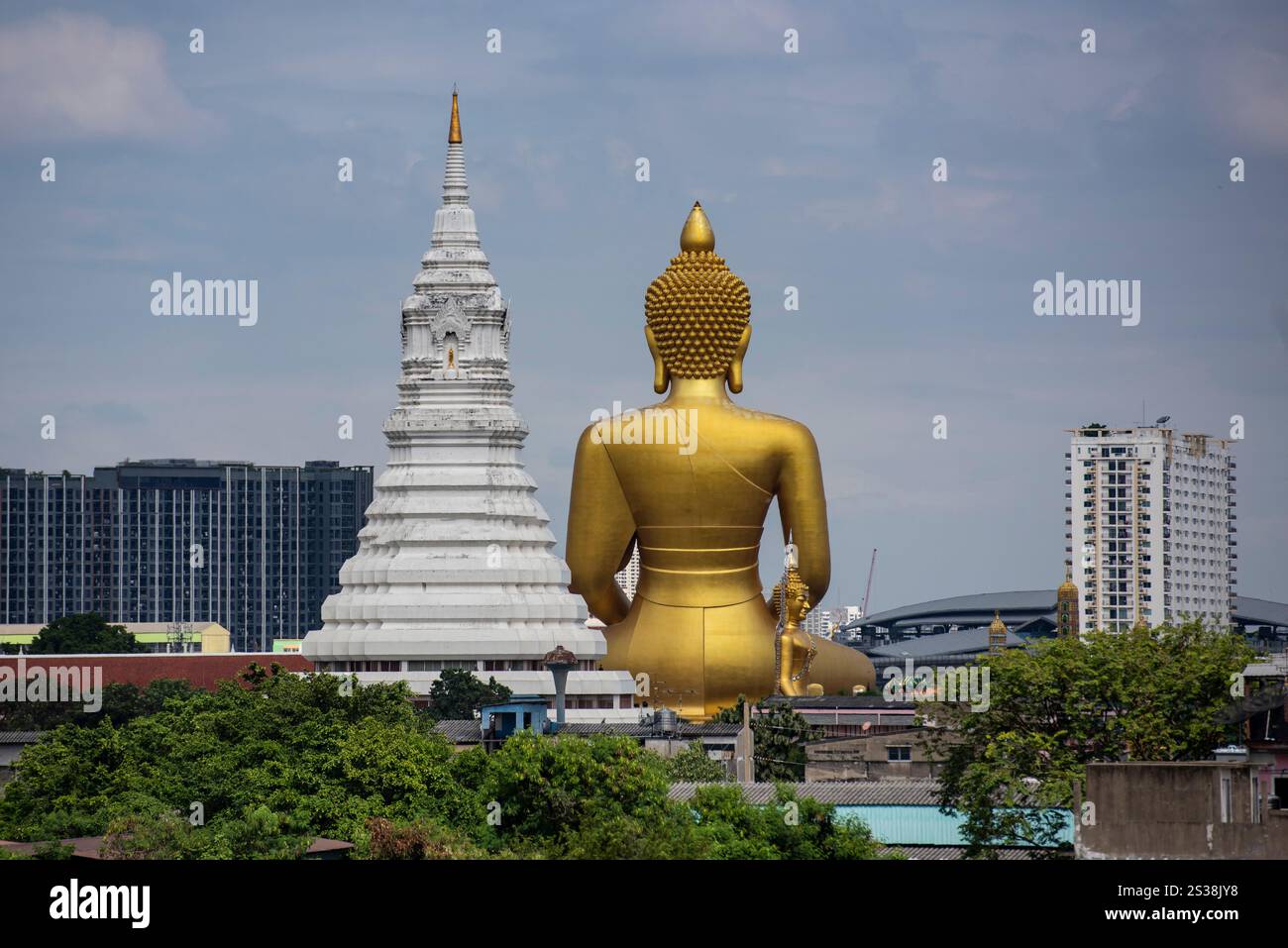Ein Blick auf den Großen Buddha im Wat Paknam in Thonburi in der Stadt Bangkok in Thailand. Thailand, Bangkok, 4. Dezember 2023. THAILAND BANGKOK Stockfoto