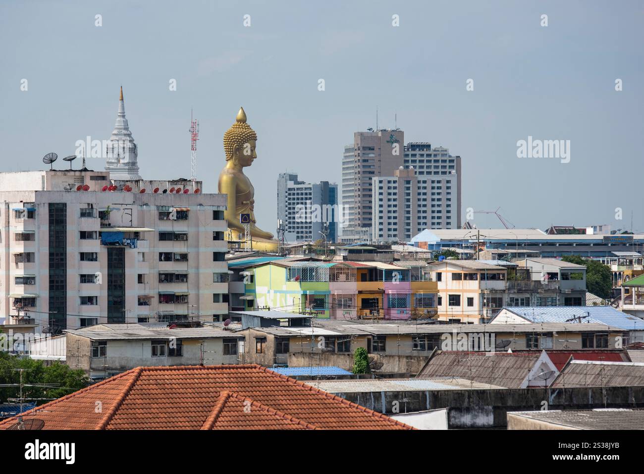 Ein Blick auf den Großen Buddha im Wat Paknam in Thonburi in der Stadt Bangkok in Thailand. Thailand, Bangkok, 4. Dezember 2023. THAILAND BANGKOK Stockfoto