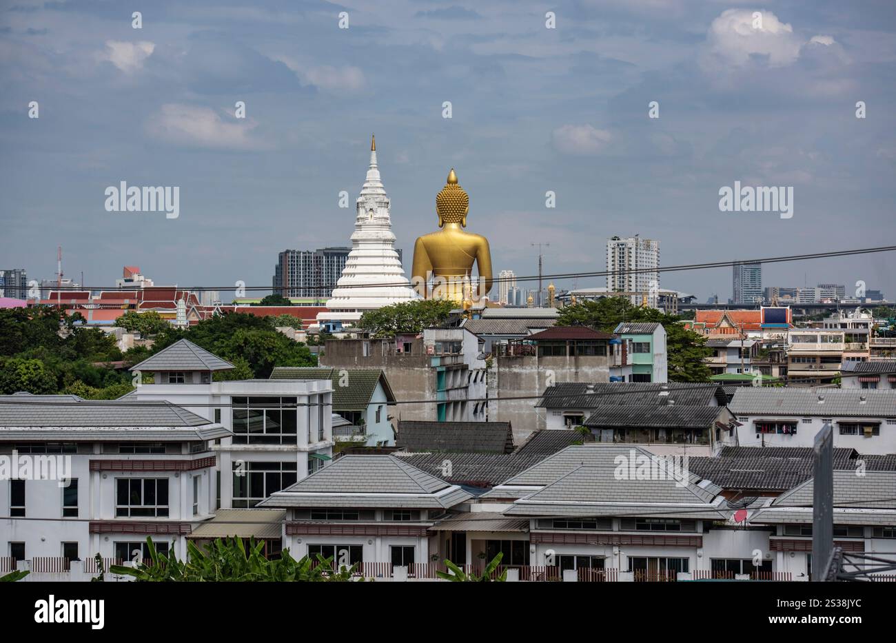 Ein Blick auf den Großen Buddha im Wat Paknam in Thonburi in der Stadt Bangkok in Thailand. Thailand, Bangkok, 4. Dezember 2023. THAILAND BANGKOK Stockfoto