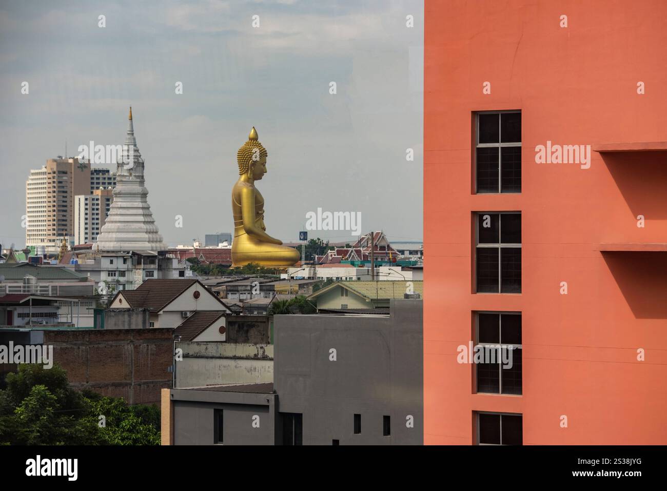 Ein Blick auf den Großen Buddha im Wat Paknam in Thonburi in der Stadt Bangkok in Thailand. Thailand, Bangkok, 4. Dezember 2023. THAILAND BANGKOK Stockfoto
