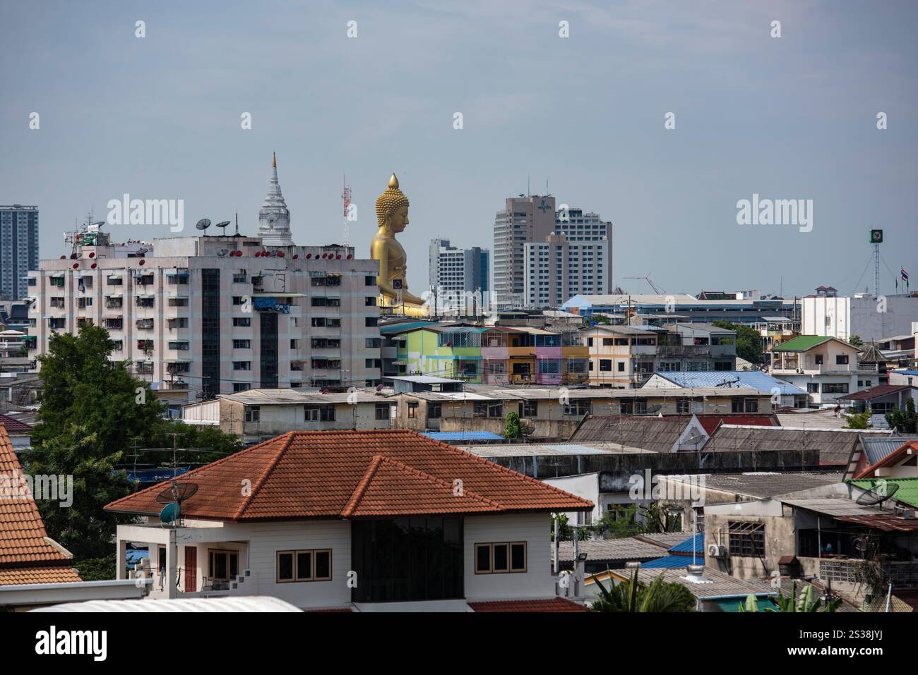 Ein Blick auf den Großen Buddha im Wat Paknam in Thonburi in der Stadt Bangkok in Thailand. Thailand, Bangkok, 4. Dezember 2023. THAILAND BANGKOK Stockfoto