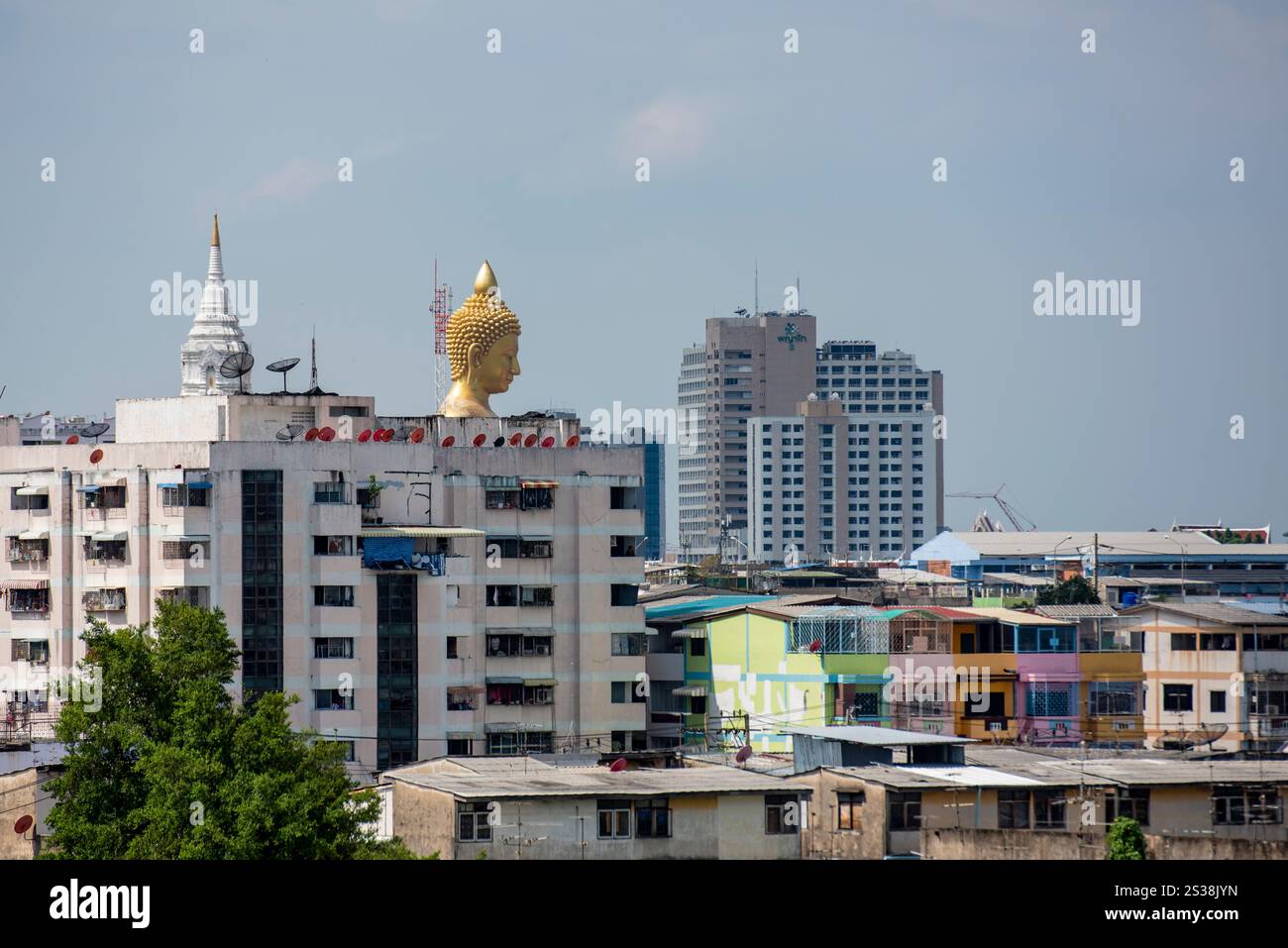 Ein Blick auf den Großen Buddha im Wat Paknam in Thonburi in der Stadt Bangkok in Thailand. Thailand, Bangkok, 4. Dezember 2023. THAILAND BANGKOK Stockfoto