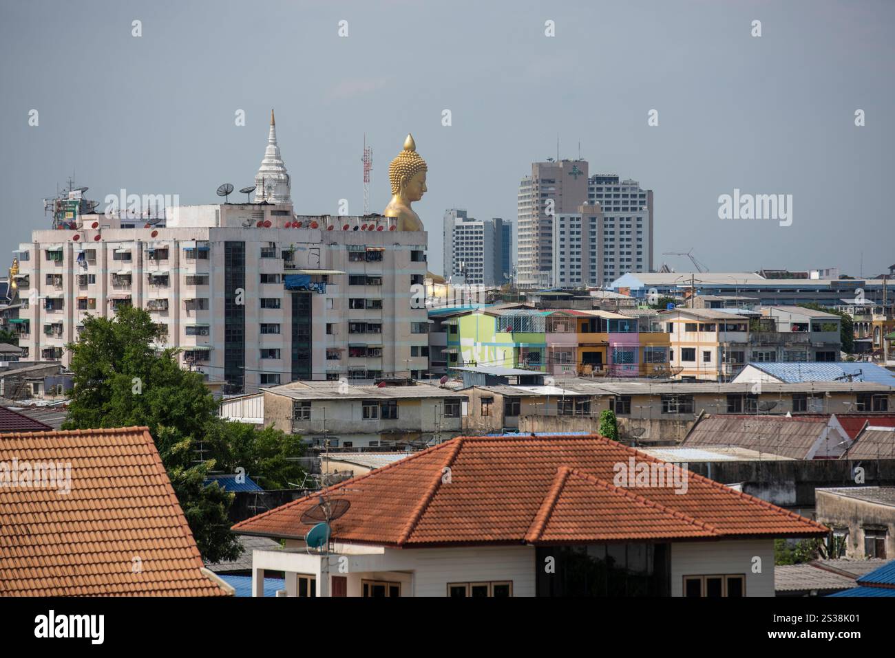 Ein Blick auf den Großen Buddha im Wat Paknam in Thonburi in der Stadt Bangkok in Thailand. Thailand, Bangkok, 4. Dezember 2023. THAILAND BANGKOK Stockfoto