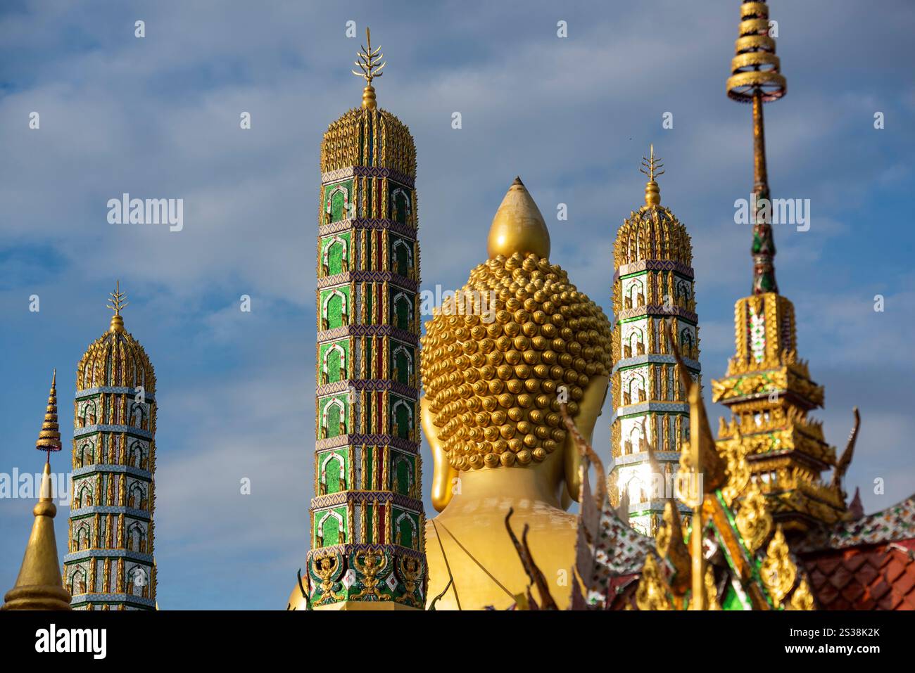 Ein Blick auf den Großen Buddha des Wat Paknam vom Wat Waramartaya Punthasatharam in Thonburi in der Stadt Bangkok in Thailand. Thailand, Bangkok, Stockfoto