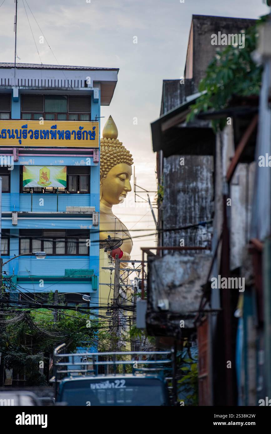 Ein Blick auf den Großen Buddha im Wat Paknam in Thonburi in der Stadt Bangkok in Thailand. Thailand, Bangkok, 4. Dezember 2023. THAILAND BANGKOK Stockfoto