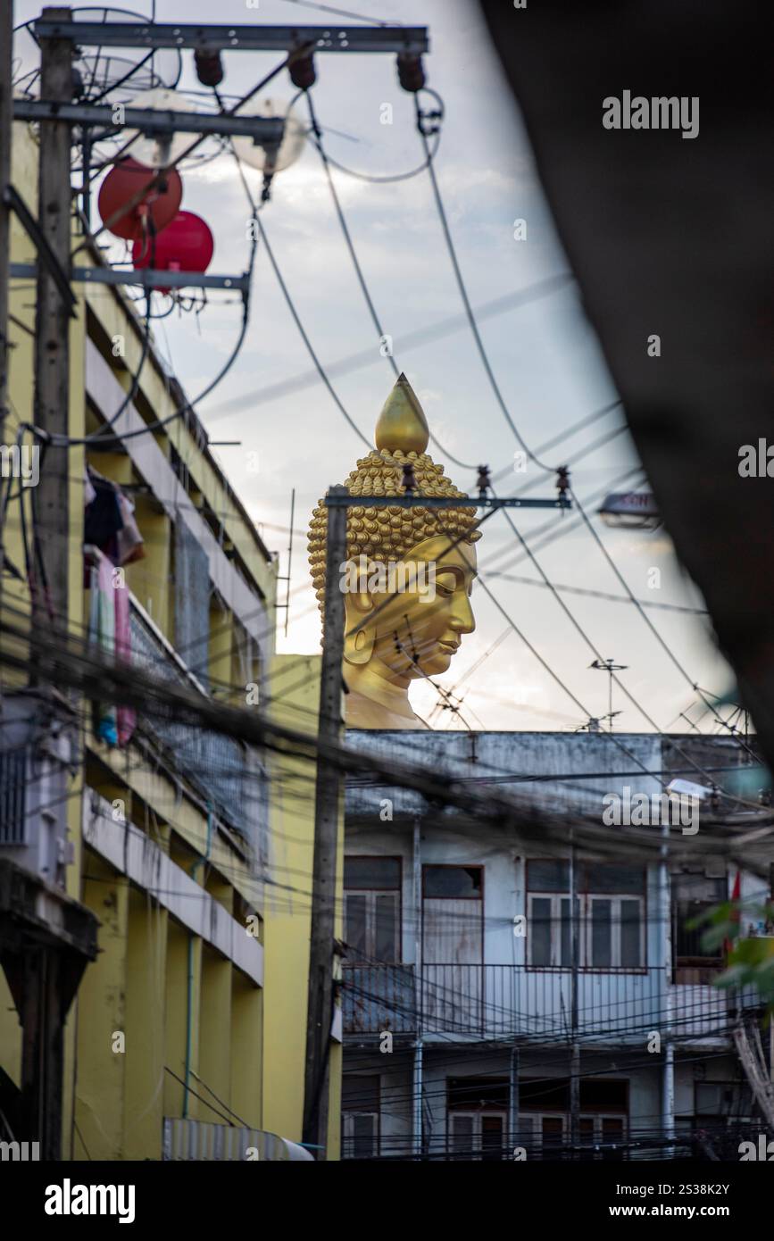 Ein Blick auf den Großen Buddha im Wat Paknam in Thonburi in der Stadt Bangkok in Thailand. Thailand, Bangkok, 4. Dezember 2023. THAILAND BANGKOK Stockfoto
