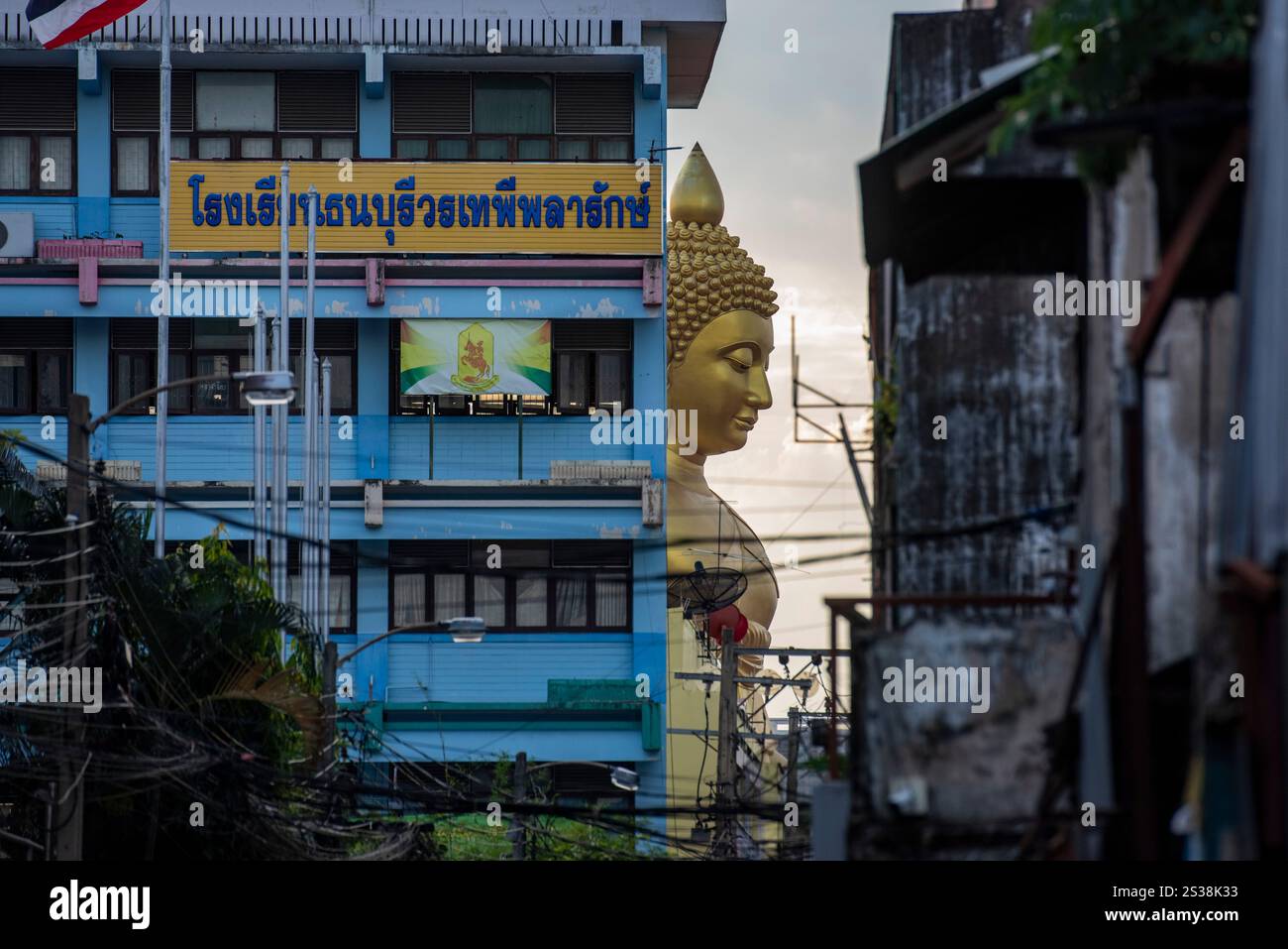 Ein Blick auf den Großen Buddha im Wat Paknam in Thonburi in der Stadt Bangkok in Thailand. Thailand, Bangkok, 4. Dezember 2023. THAILAND BANGKOK Stockfoto
