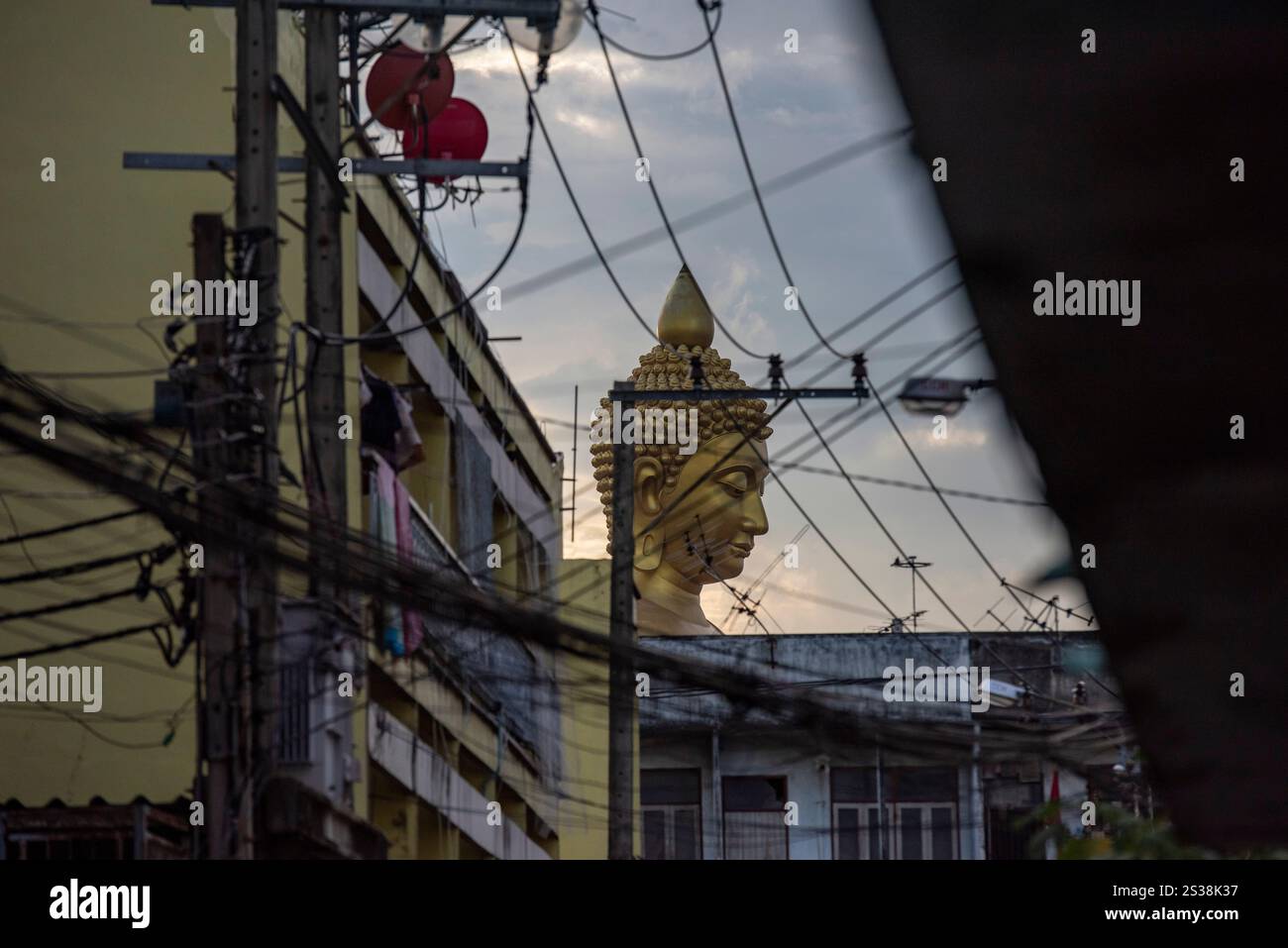 Ein Blick auf den Großen Buddha im Wat Paknam in Thonburi in der Stadt Bangkok in Thailand. Thailand, Bangkok, 4. Dezember 2023. THAILAND BANGKOK Stockfoto