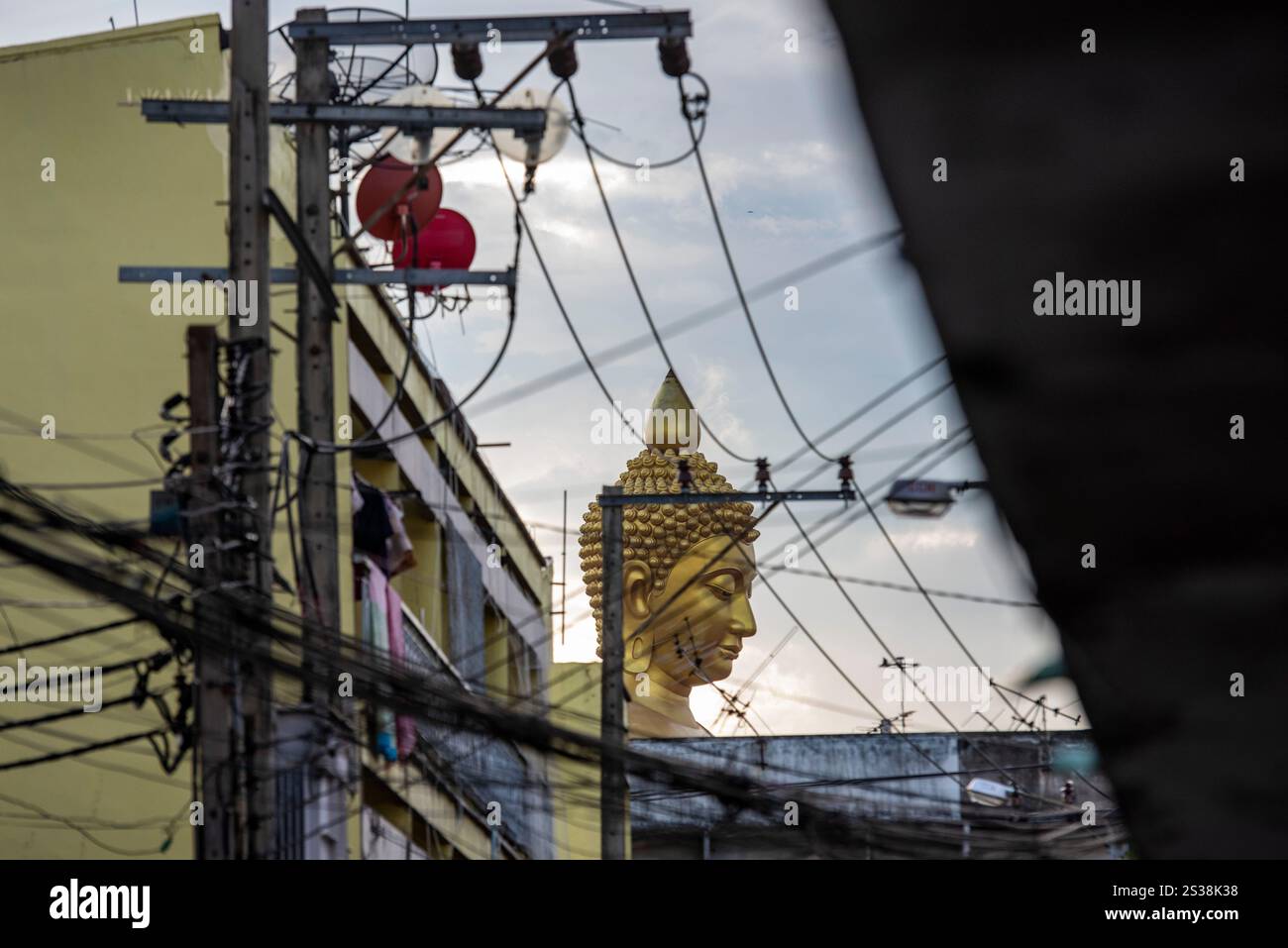 Ein Blick auf den Großen Buddha im Wat Paknam in Thonburi in der Stadt Bangkok in Thailand. Thailand, Bangkok, 4. Dezember 2023. THAILAND BANGKOK Stockfoto