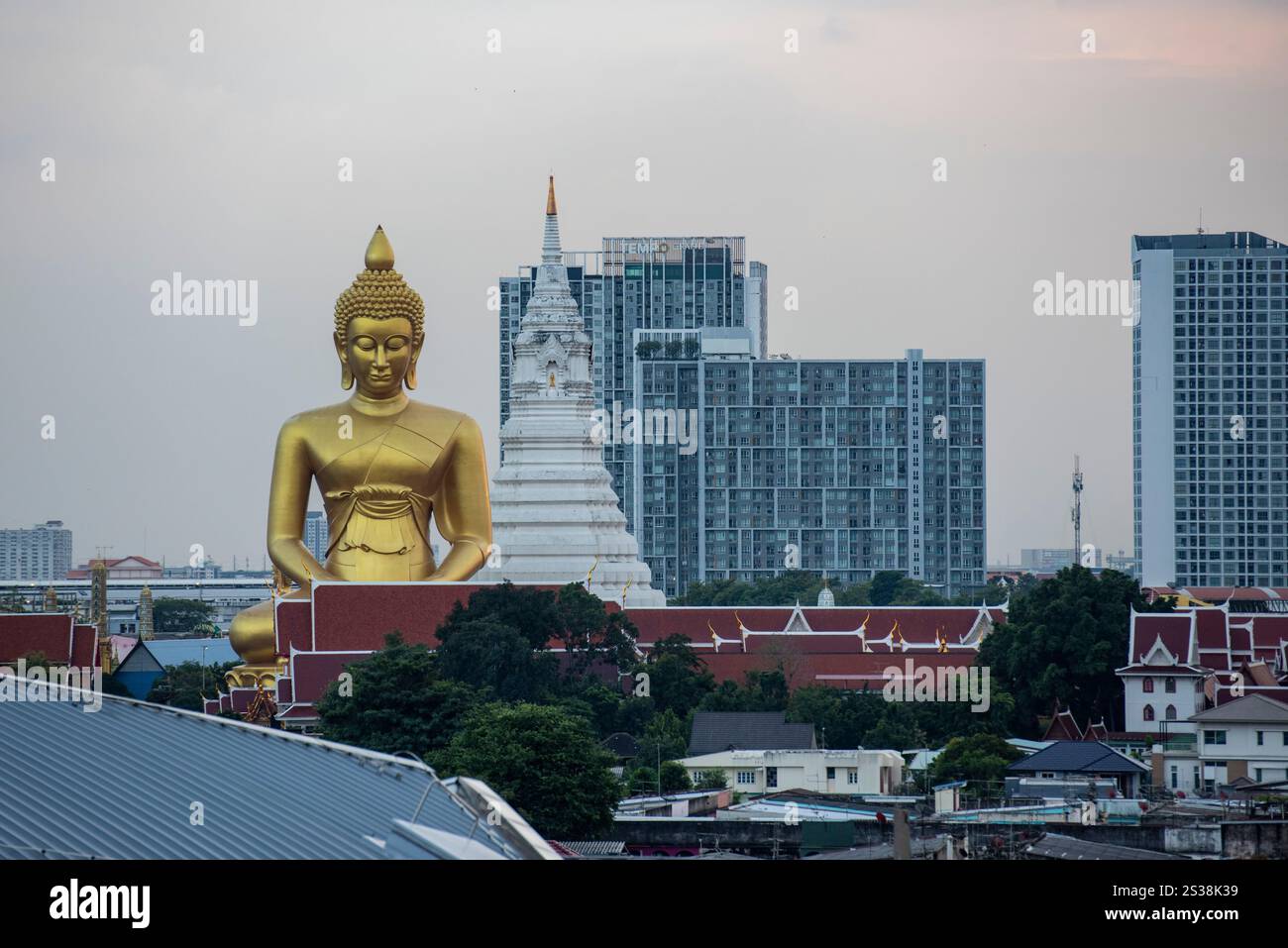 Ein Blick auf den Großen Buddha im Wat Paknam in Thonburi in der Stadt Bangkok in Thailand. Thailand, Bangkok, 4. Dezember 2023. THAILAND BANGKOK Stockfoto