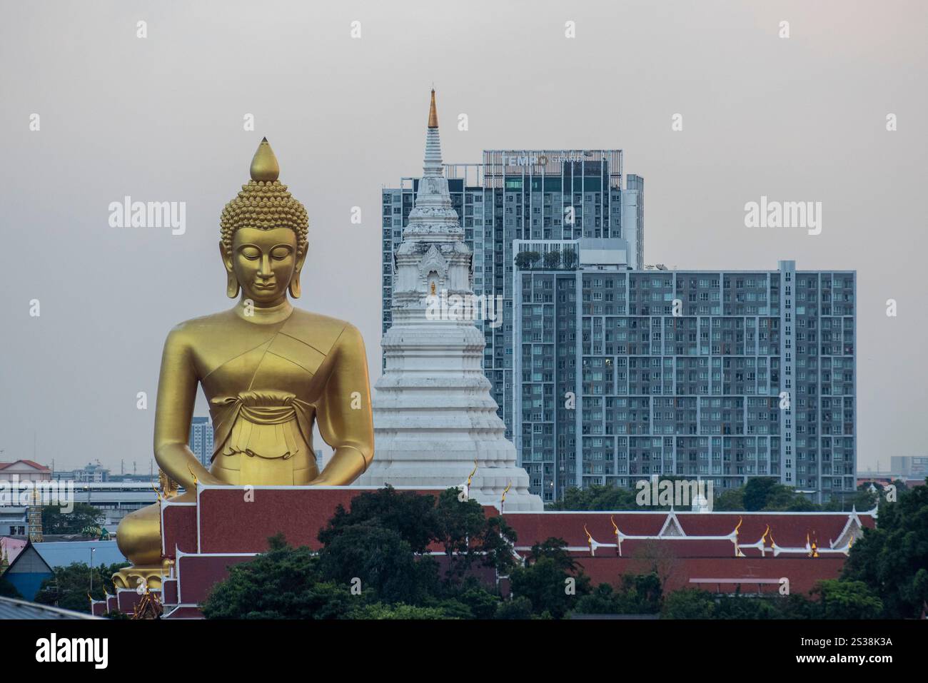 Ein Blick auf den Großen Buddha im Wat Paknam in Thonburi in der Stadt Bangkok in Thailand. Thailand, Bangkok, 4. Dezember 2023. THAILAND BANGKOK Stockfoto