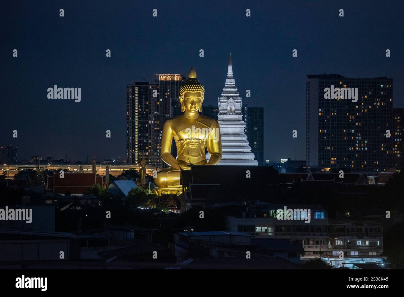 Ein Blick auf den Großen Buddha im Paknam Tempel in Thonburi in der Stadt Bangkok in Thailand. Thailand, Bangkok, 4. Dezember 2023. THAILAND BANGKOK Stockfoto