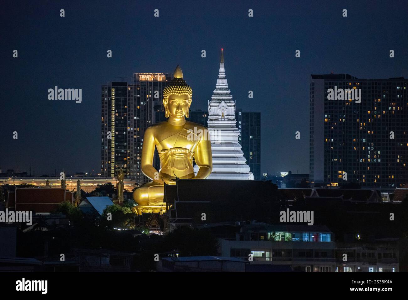 Ein Blick auf den Großen Buddha im Paknam Tempel in Thonburi in der Stadt Bangkok in Thailand. Thailand, Bangkok, 4. Dezember 2023. THAILAND BANGKOK Stockfoto