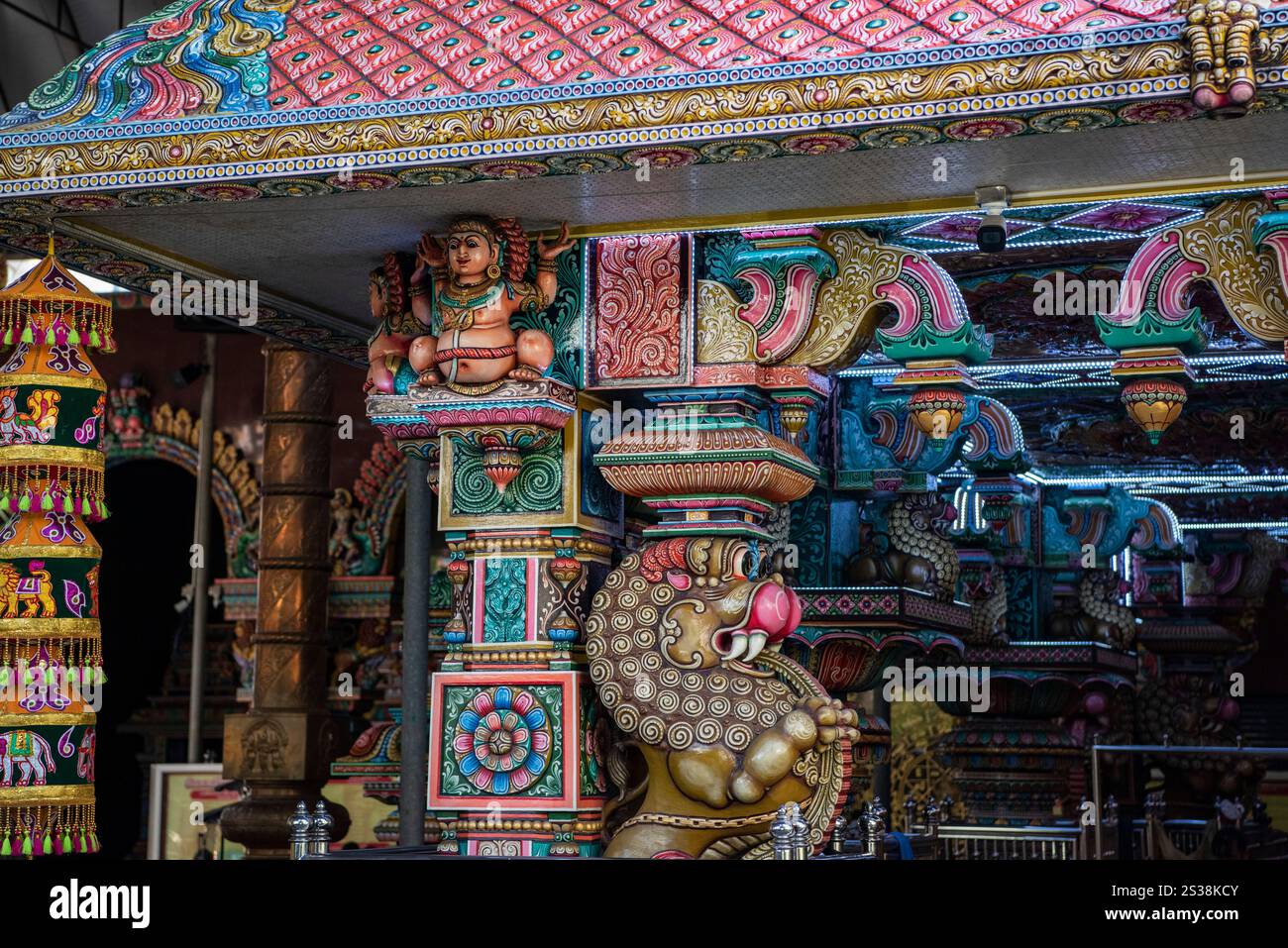 Der indische und hinduistische Tempel Sri Maha Mariamman in Silom in Bangkok in Thailand. Thailand, Bangkok, 6. Dezember 2023. THAILAND BANGKOK Stockfoto Der indische und hinduistische Tempel Sri Maha Mariamman in Silom in Bangkok in Thailand. Thailand, Bangkok, 6. Dezember 2023. THAILAND BANGKOK Stockfoto