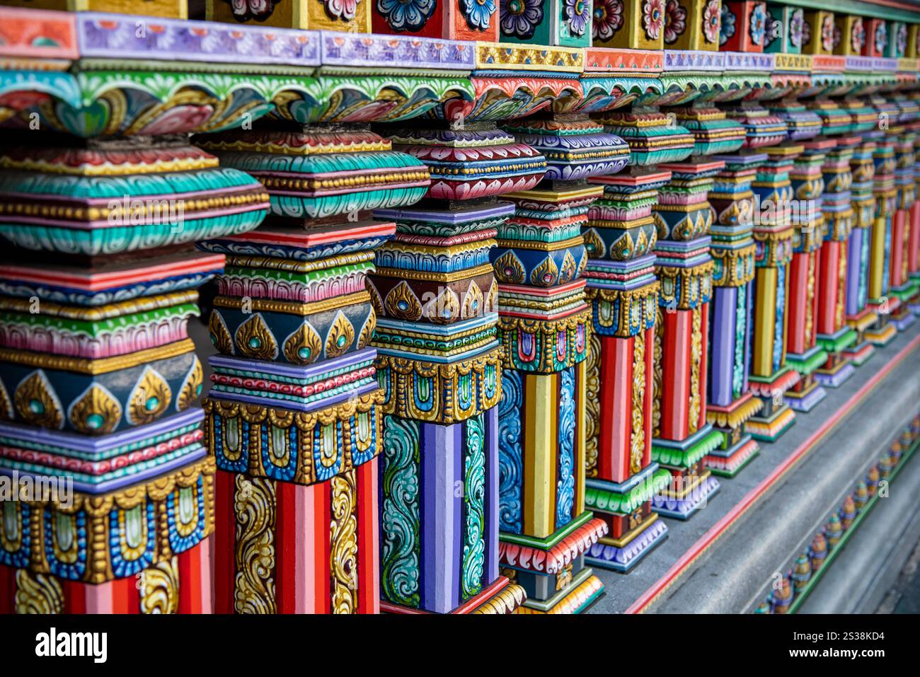 Der indische und hinduistische Tempel Sri Maha Mariamman in Silom in Bangkok in Thailand. Thailand, Bangkok, 6. Dezember 2023. THAILAND BANGKOK Stockfoto Der indische und hinduistische Tempel Sri Maha Mariamman in Silom in Bangkok in Thailand. Thailand, Bangkok, 6. Dezember 2023. THAILAND BANGKOK Stockfoto