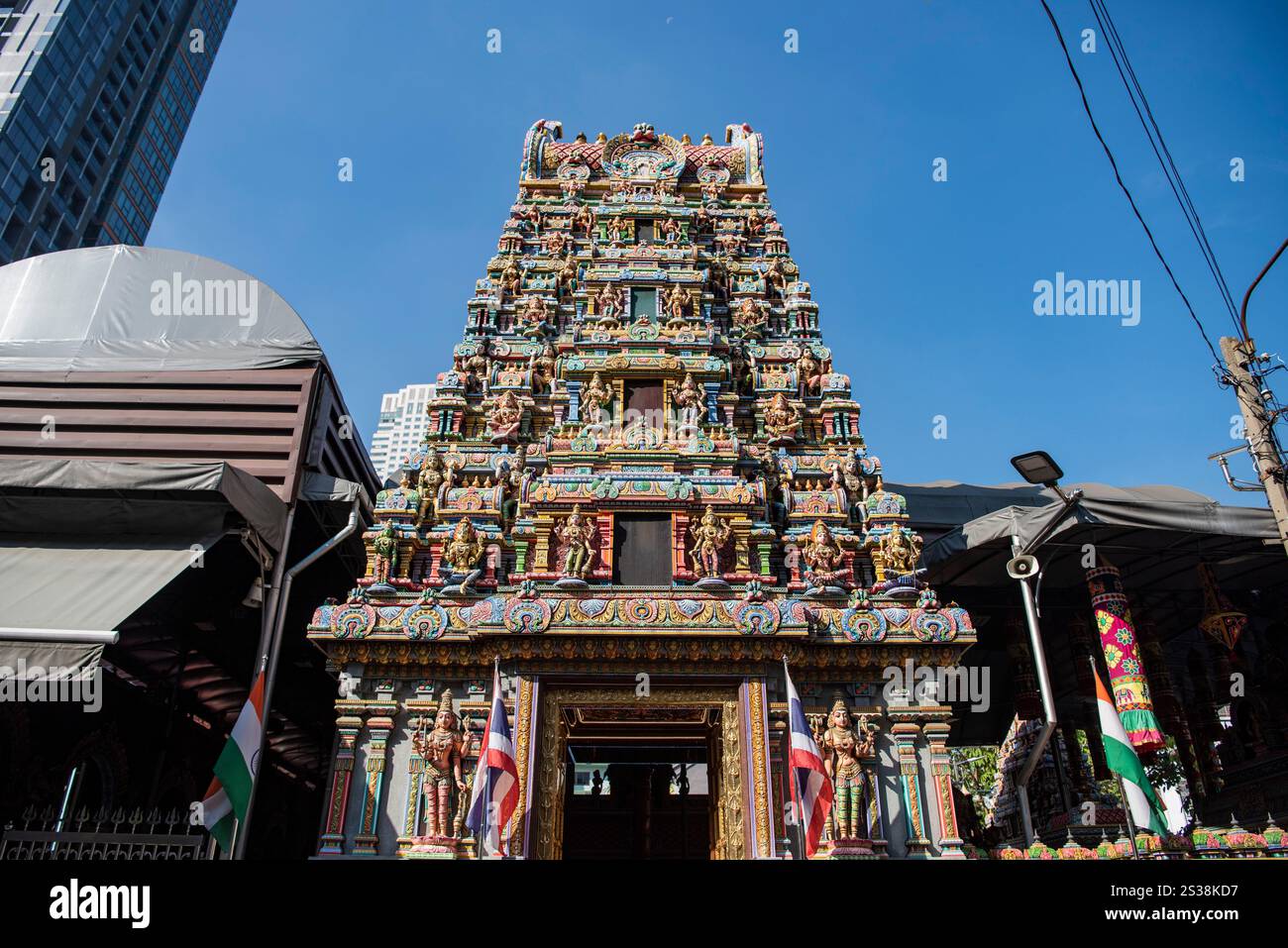 Der indische und hinduistische Tempel Sri Maha Mariamman in Silom in Bangkok in Thailand. Thailand, Bangkok, 6. Dezember 2023. THAILAND BANGKOK Stockfoto Der indische und hinduistische Tempel Sri Maha Mariamman in Silom in Bangkok in Thailand. Thailand, Bangkok, 6. Dezember 2023. THAILAND BANGKOK Stockfoto