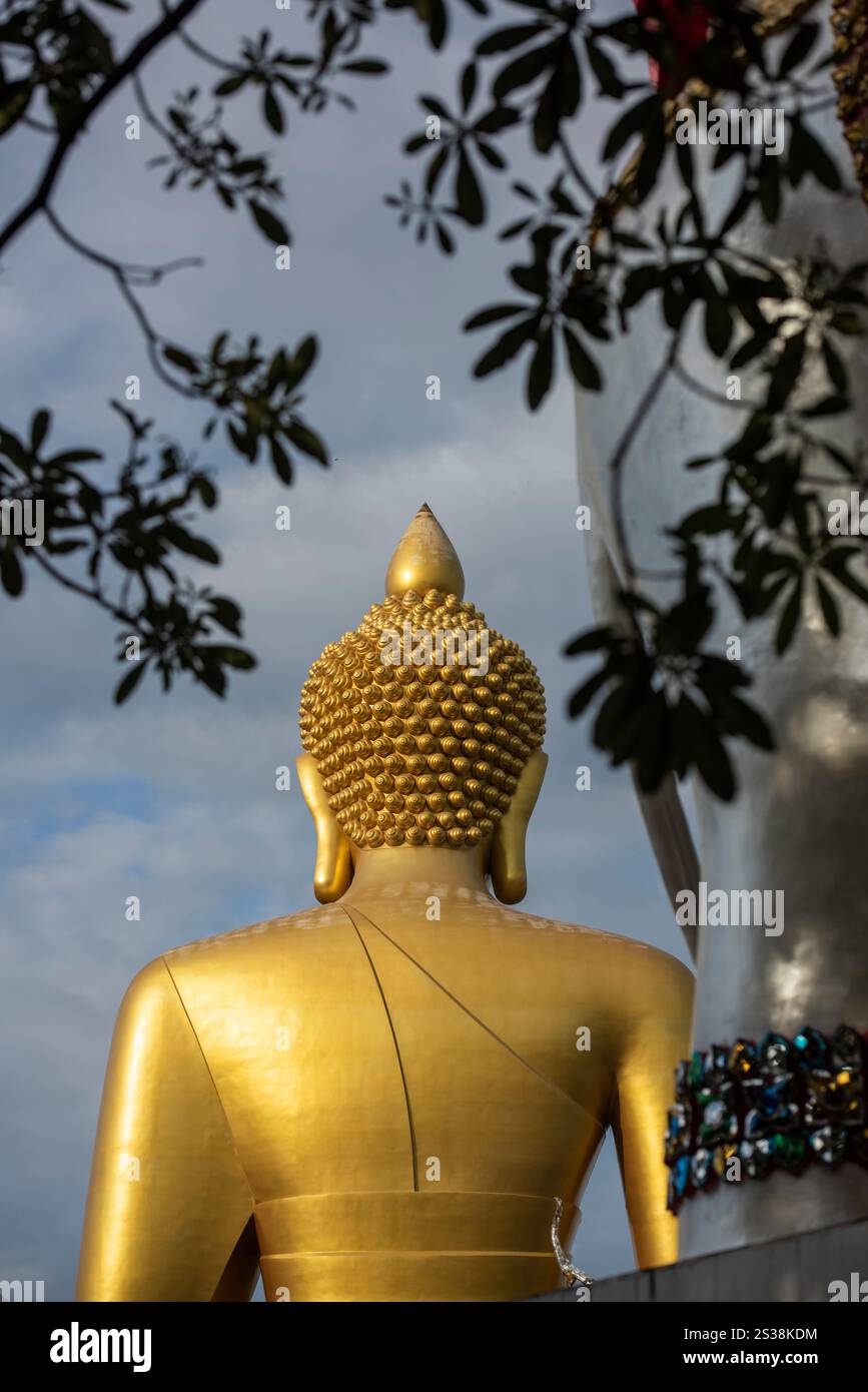 Ein Blick auf den Großen Buddha im Wat Paknam in Thonburi in der Stadt Bangkok in Thailand. Thailand, Bangkok, 4. Dezember 2023. THAILAND BANGKOK Stockfoto