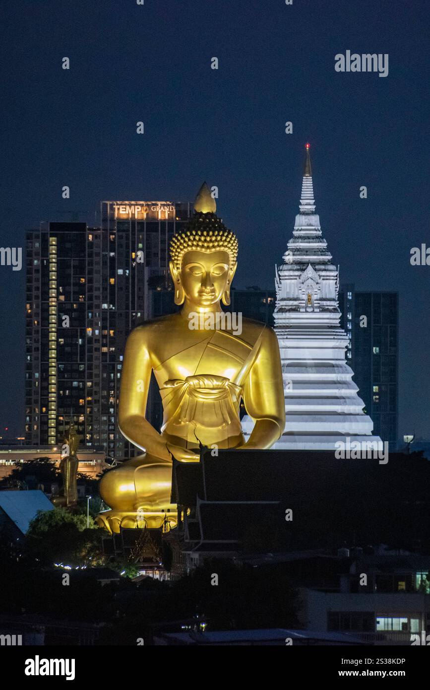 Ein Blick auf den Großen Buddha im Paknam Tempel in Thonburi in der Stadt Bangkok in Thailand. Thailand, Bangkok, 4. Dezember 2023. THAILAND BANGKOK Stockfoto