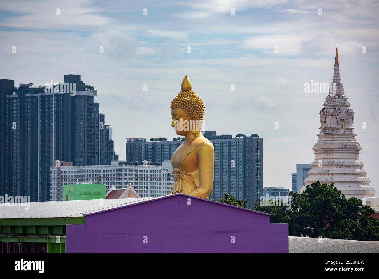 Ein Blick auf den Großen Buddha im Wat Paknam in Thonburi in der Stadt Bangkok in Thailand. Thailand, Bangkok, 4. Dezember 2023. THAILAND BANGKOK Stockfoto