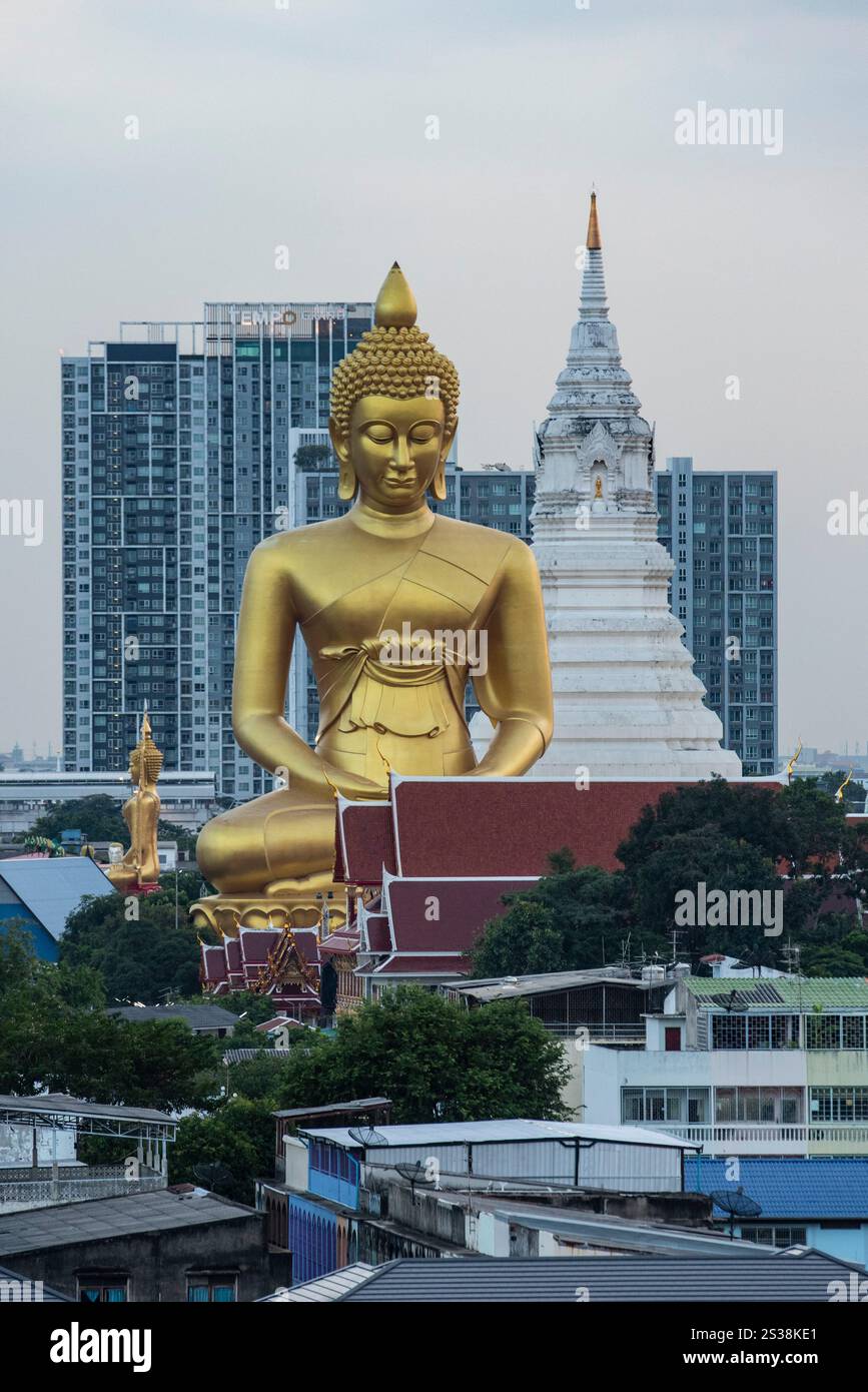 Ein Blick auf den Großen Buddha im Wat Paknam in Thonburi in der Stadt Bangkok in Thailand. Thailand, Bangkok, 4. Dezember 2023. THAILAND BANGKOK Stockfoto