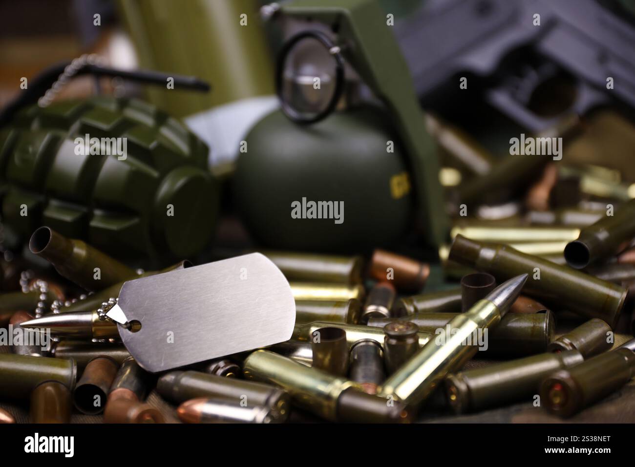 Verschiedene Arten von Munition und Granaten auf Tarngrund. Vorbereitung auf den Krieg. Besitz von Waffen. Verschiedene Arten von Munition auf einem Stockfoto