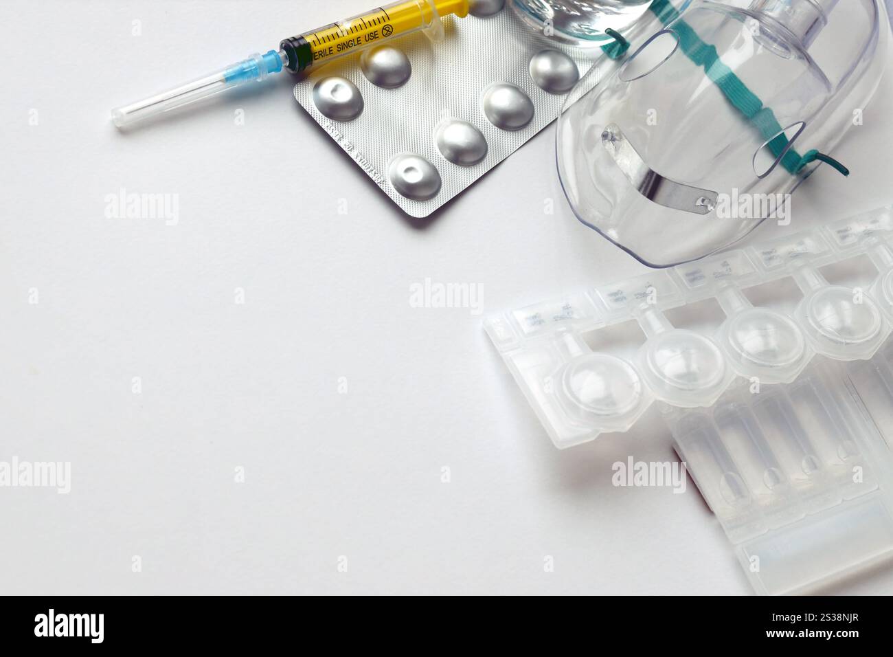 Coronavirus-Behandlungskonzept. Eine medizinische Gesichtsmaske Vernebler für die Behandlung der Atemwege und Packs von Ampullen flach auf einem weiß gelegt Stockfoto