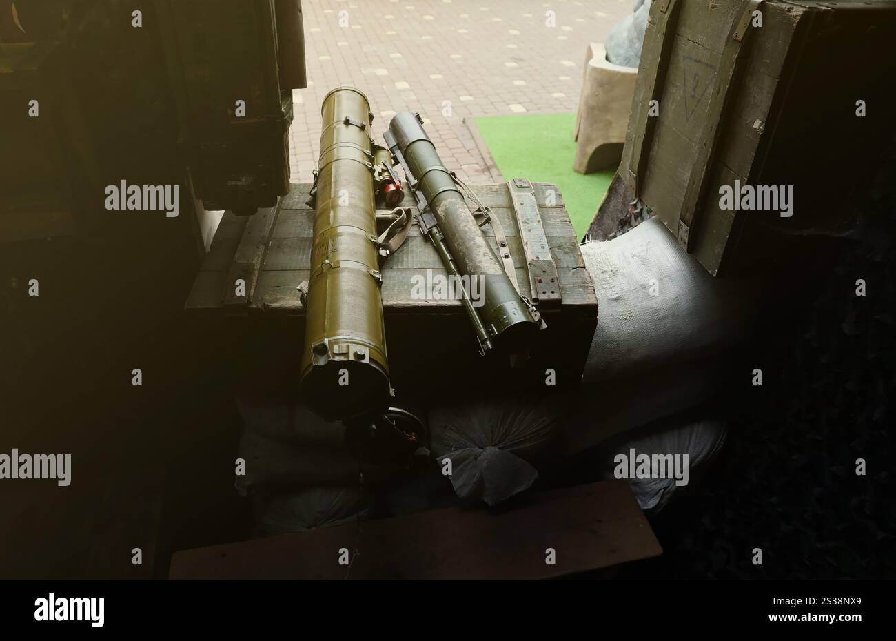 Militär, Schießen RPG Anti-Panzergranaten-Werfer. Kriegstrophäe. Militärische Vorräte schwerer Waffen. Panzerabwehrgranatenwerfer. Militär, Schießen Stockfoto Militär, Schießen RPG Anti-Panzergranaten-Werfer. Kriegstrophäe. Militärische Vorräte schwerer Waffen. Panzerabwehrgranatenwerfer. Militär, Schießen Stockfoto