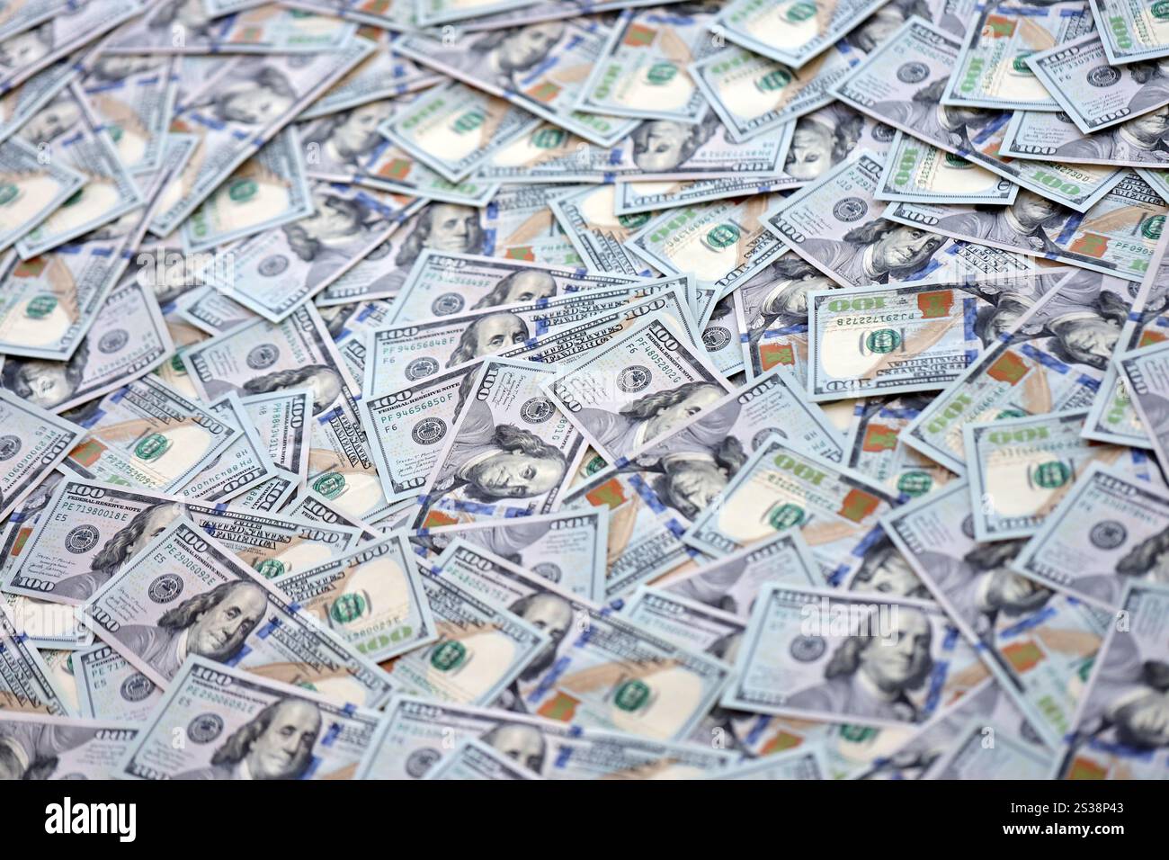 Sehr viele US-Dollar-Scheine aus nächster Nähe. Riesige Menge an us-Banknoten auf einem flachen Tisch. Sehr große Menge von US 100 Stockfoto