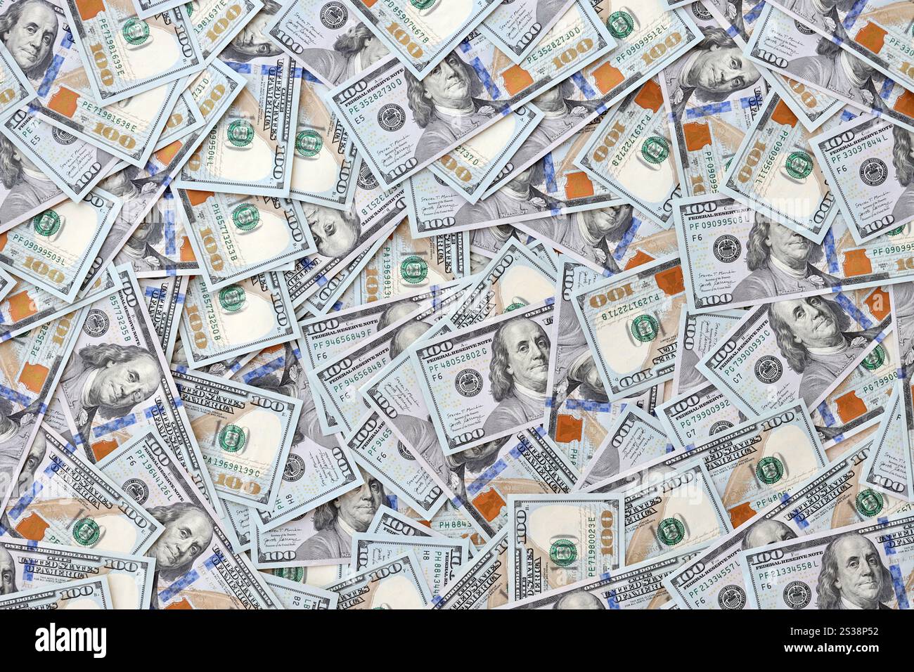 Sehr viele US-Dollar-Scheine aus nächster Nähe. Riesige Menge an us-Banknoten auf einem flachen Tisch. Sehr große Menge von US 100 Stockfoto