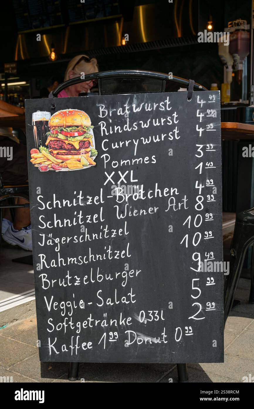 Restaurant, Imbiss, Kreidetafel, Würste, Schnitzel und Burger, Rüdesheim, Hessen, Deutschland Stockfoto