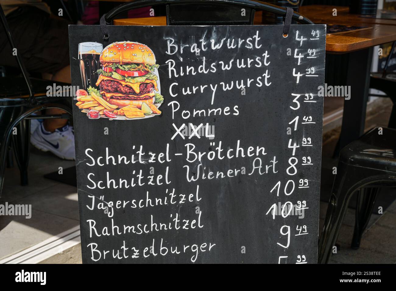 Restaurant, Imbiss, Kreidetafel, Würste, Schnitzel und Burger, Rüdesheim, Hessen, Deutschland Stockfoto