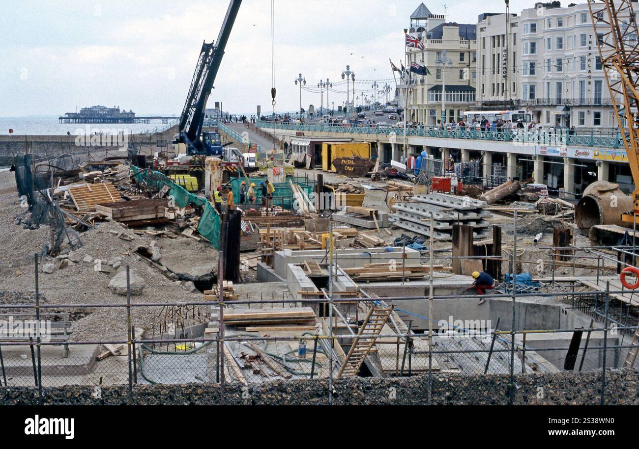 Bau von unterirdischen Sturmentwässerungsarbeiten an der Kings Road in der Nähe des Piers in Brighton, East Sussex, England, Großbritannien um 1995. In den 1990er Jahren wurde entlang des Brighton Beach ein riesiger Regenwasserabfluss mit Tunnelbaumaschinen gebaut, der breit genug war, um ein Fahrzeug durchzufahren. Ziel war es, die Verschmutzung bei Sturmbedingungen zu stoppen. Brighton and Hove verfügt über ein umfangreiches System von viktorianischen Abwasserkanälen, darunter Notstürme, die rohes Abwasser freisetzen konnten, bis diese großen Ingenieurarbeiten abgeschlossen waren. Das Wasser fällt nun über einen 100-Fuß-Schacht in einen neuen Lagertunnel. Stockfoto