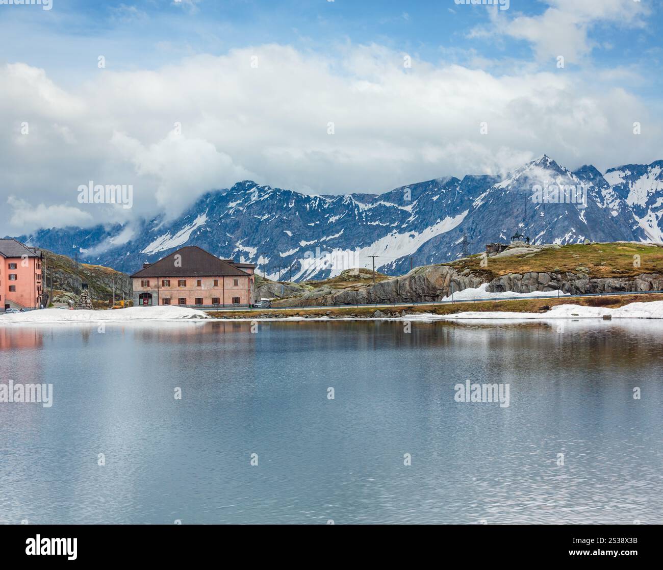 frühlingsalpen Bergsee Lago della Piazza und Alexander Suworow Denkmal in Far (Schweiz, Passo del San Gottardo). Das Denkmal ist ein Werk von Stockfoto