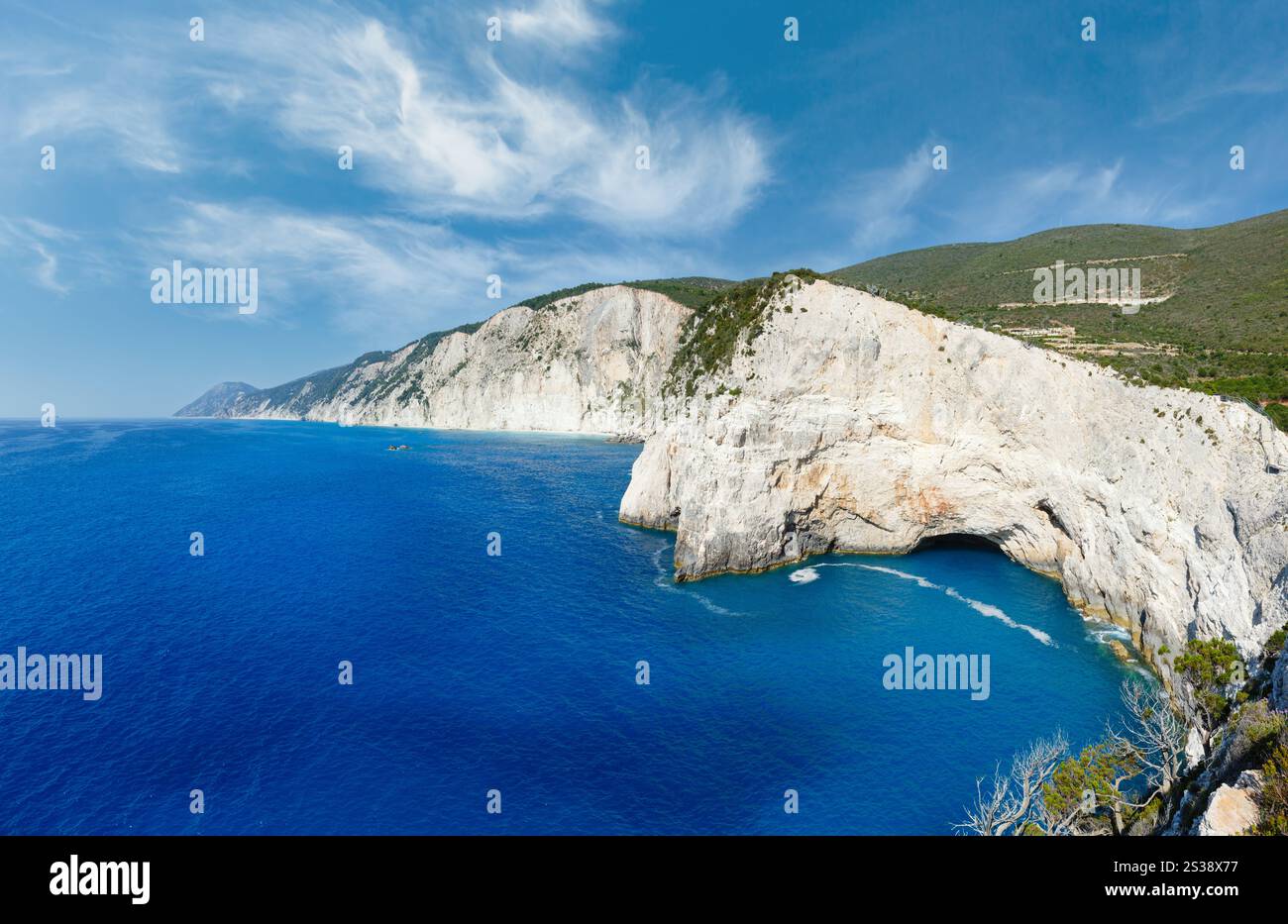 Lefkada Sommerinsel Küste (Griechenland, Ionisches Meer) Aussicht von oben. Zwei Schüsse zusammengesetztes Bild. Stockfoto