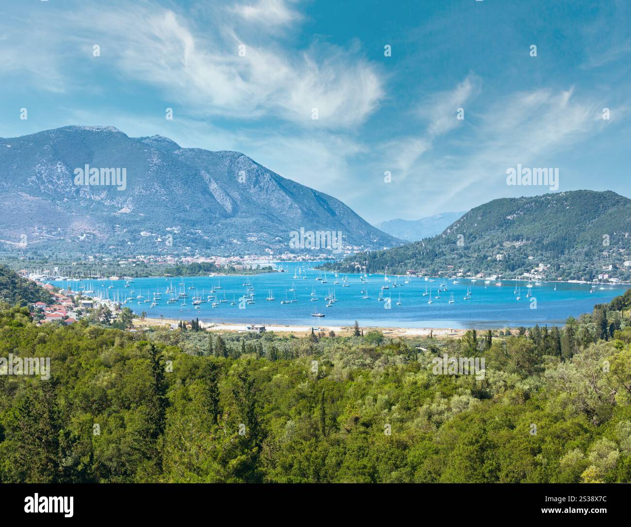 Viele Segelschiffe in der Bucht. Trübe Sommer Lefkada Küstenlandschaft (Nydri, Griechenland, Ionische Meer). Stockfoto