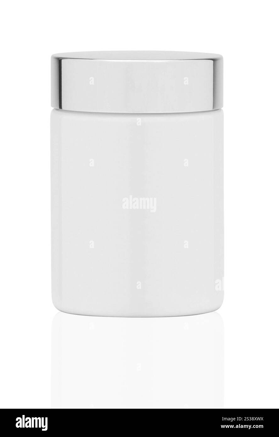 Cremebecher isoliert auf weißem Hintergrund. Cremebecher isoliert auf weiß Stockfoto