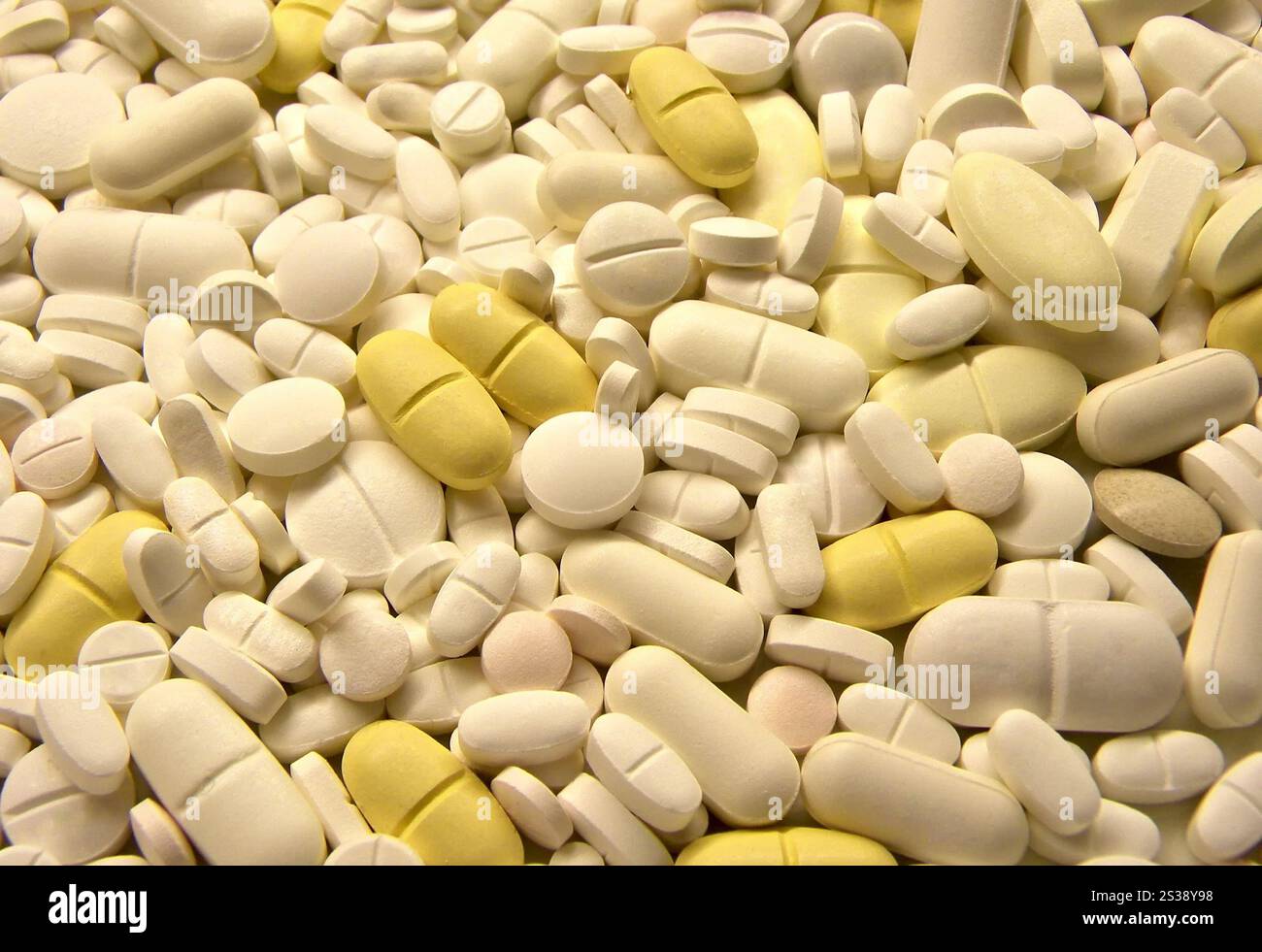 Nahaufnahme von verschiedenen Medikamentenpillen Hintergrund mit einer Vielzahl von gelben und weißen Tabletten, Kapseln und Medikamenten zur Schmerzlinderung, Antibiotika und Stockfoto