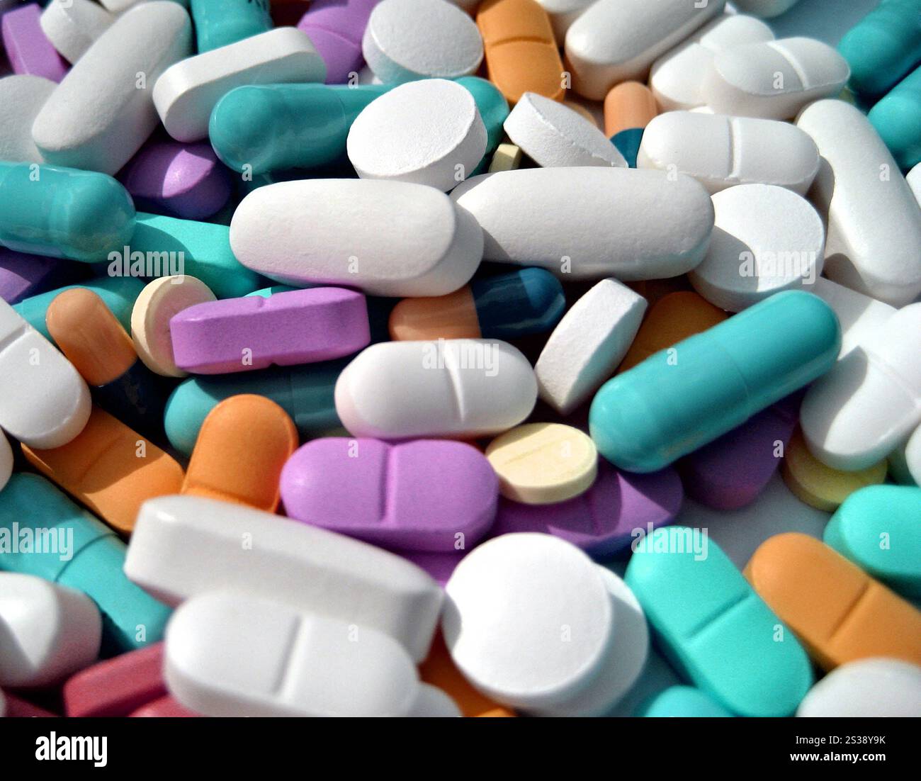Nahaufnahme gemischter pharmazeutischer Pillen und Kapseln in verschiedenen Farben und Formen. Verschiedene Medikamentenpillen und -Kapseln Stockfoto