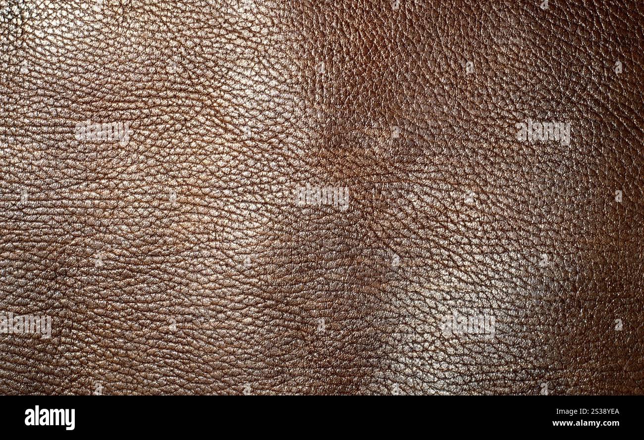 Nahaufnahme mit hochauflösender brauner Lederstruktur mit strukturiertem Hintergrund und Materialdetails im Vollformat. Hochauflösendes Bild mit dem Stockfoto